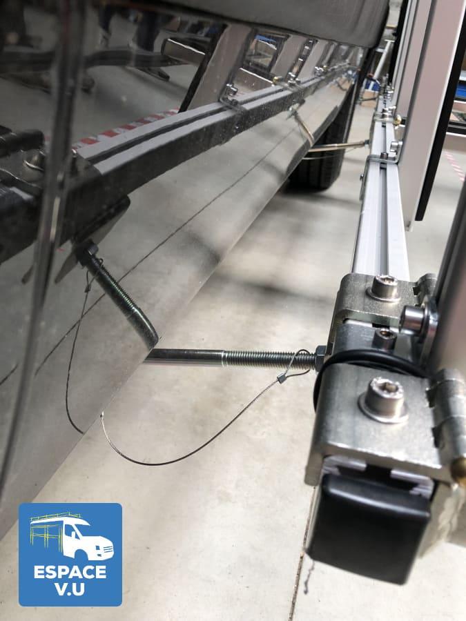 Pupitre porte-verre latéral pour véhicule utilitaire.