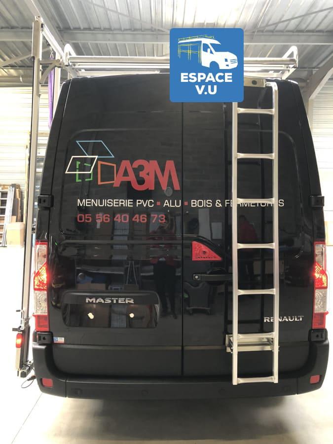 Pupitre porte-verre latéral pour véhicule utilitaire.