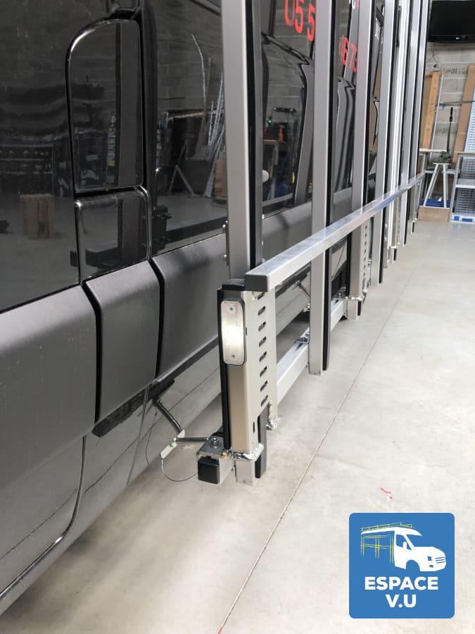 Pupitre porte-verre latéral pour véhicule utilitaire.