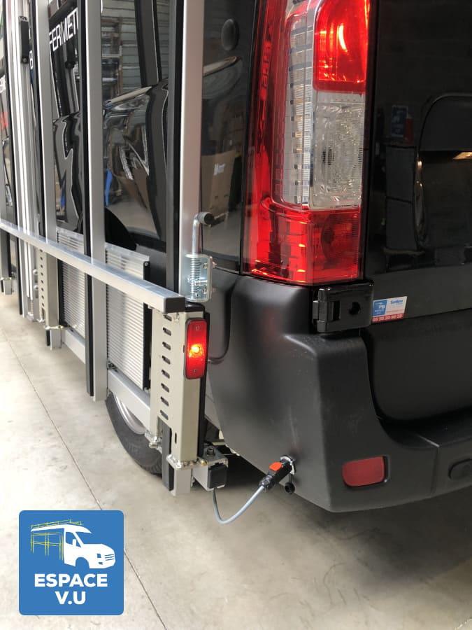 Pupitre porte-verre latéral pour véhicule utilitaire.