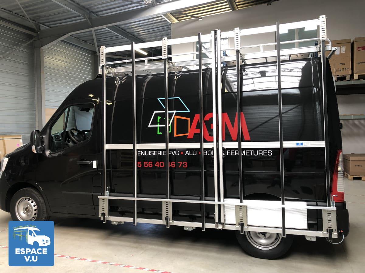 Pupitre porte-verre latéral pour véhicule utilitaire.